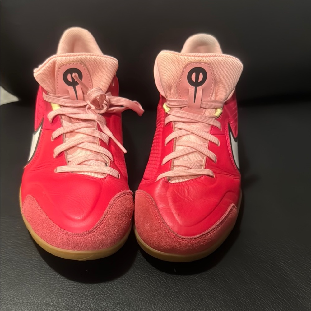 Nike‎ Red and Pink Athletic ShoesDesign Tiempo